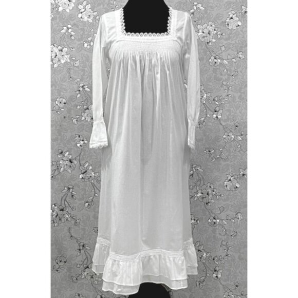 Elegant White Long Sleeve Chemise - Picture 2 of 9